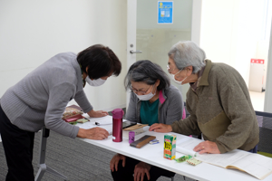 富田番茶川柳会　句会の様子3